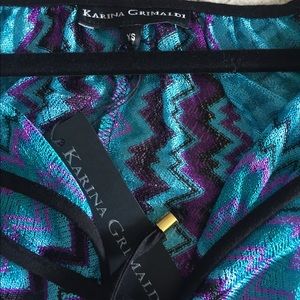 Karina Grimaldi XS peekaboo shoulder top